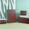 تولیدی ست مدیریتی قهوه‌ای شامل سالنامه رقعی، کیف پول، جاکلیدی و کیف مدارک قطع ۴۱×۳۱×۵
