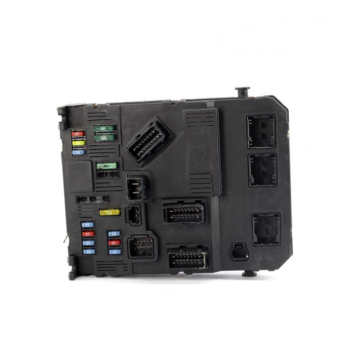 | عمده بازار آنلاین تعداد بالا <div dir="rtl" style="text-align: center"><strong>جعبه فیوز bsi 206 زیمنس فرانسه به صورت استوک بوده و از لحاظ سلامت کاملا تست شده و برای خودرو های 206 مناسب است.</strong></div> جعبه فیوز bsi 206 207 فرانسه
